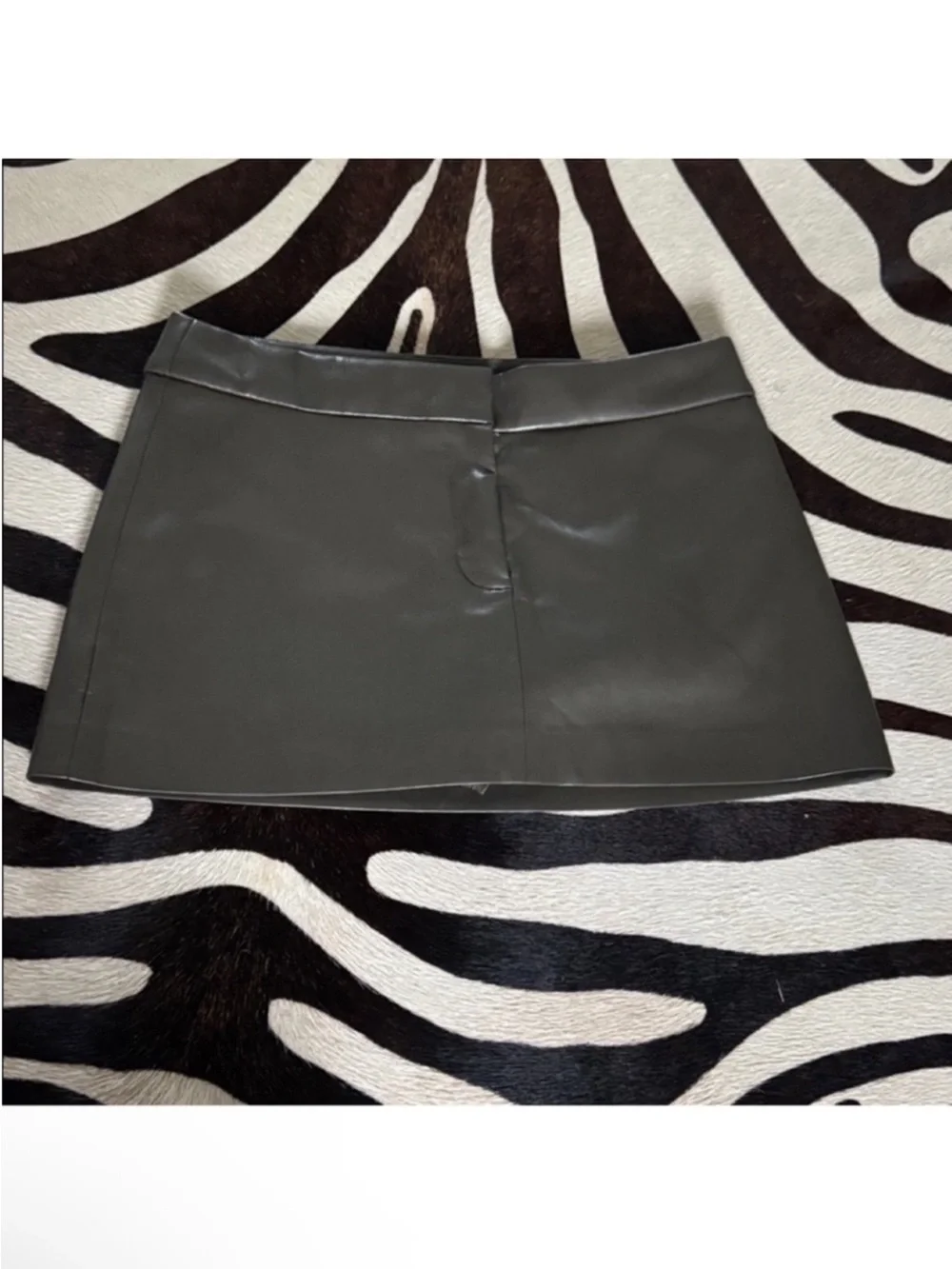 NWT Aritzia Wilfred REN Faux Leather Mini Skort Sz 10/M Green Zipper front